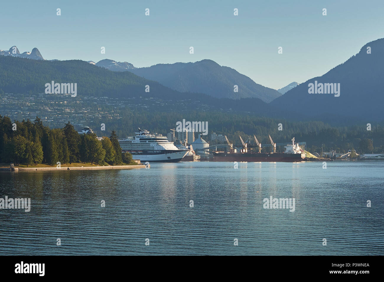 Celebrity Cruises Kreuzfahrtschiffe, Celebrity Infinity, in den Hafen von Vancouver nach Sonnenaufgang. Stockfoto