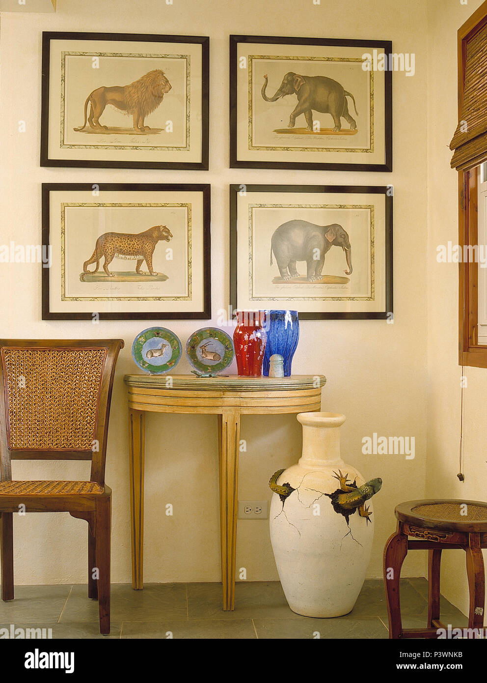 Sammlung gerahmter wildes Tier Bilder oben Console Tabelle und eine große und ungewöhnliche Keramik Topf Stockfoto