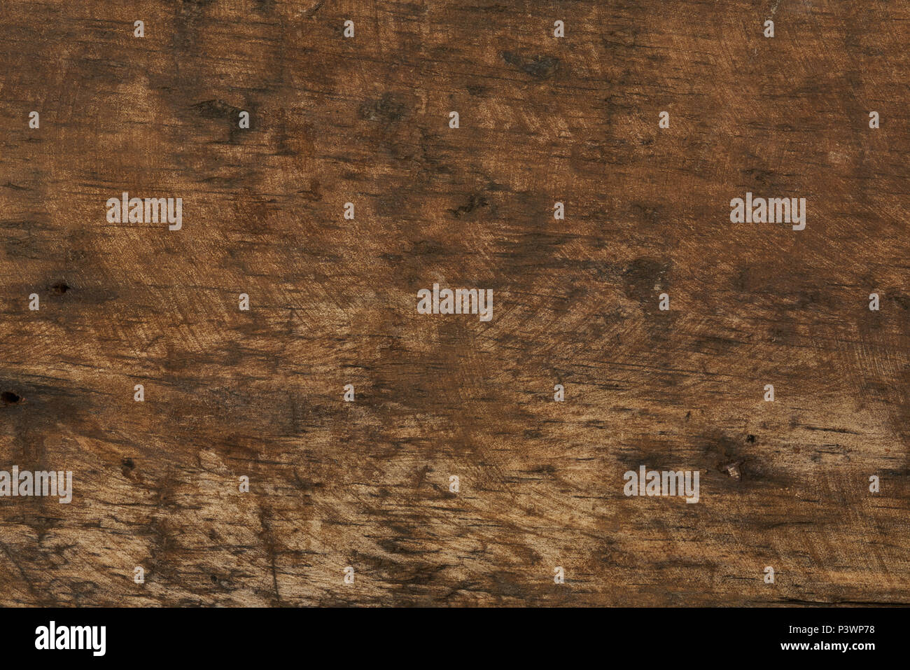 Zerkratzte dunkelbraunen Holz- Hintergrund mit Pinsel Spuren Zeichen Stockfoto