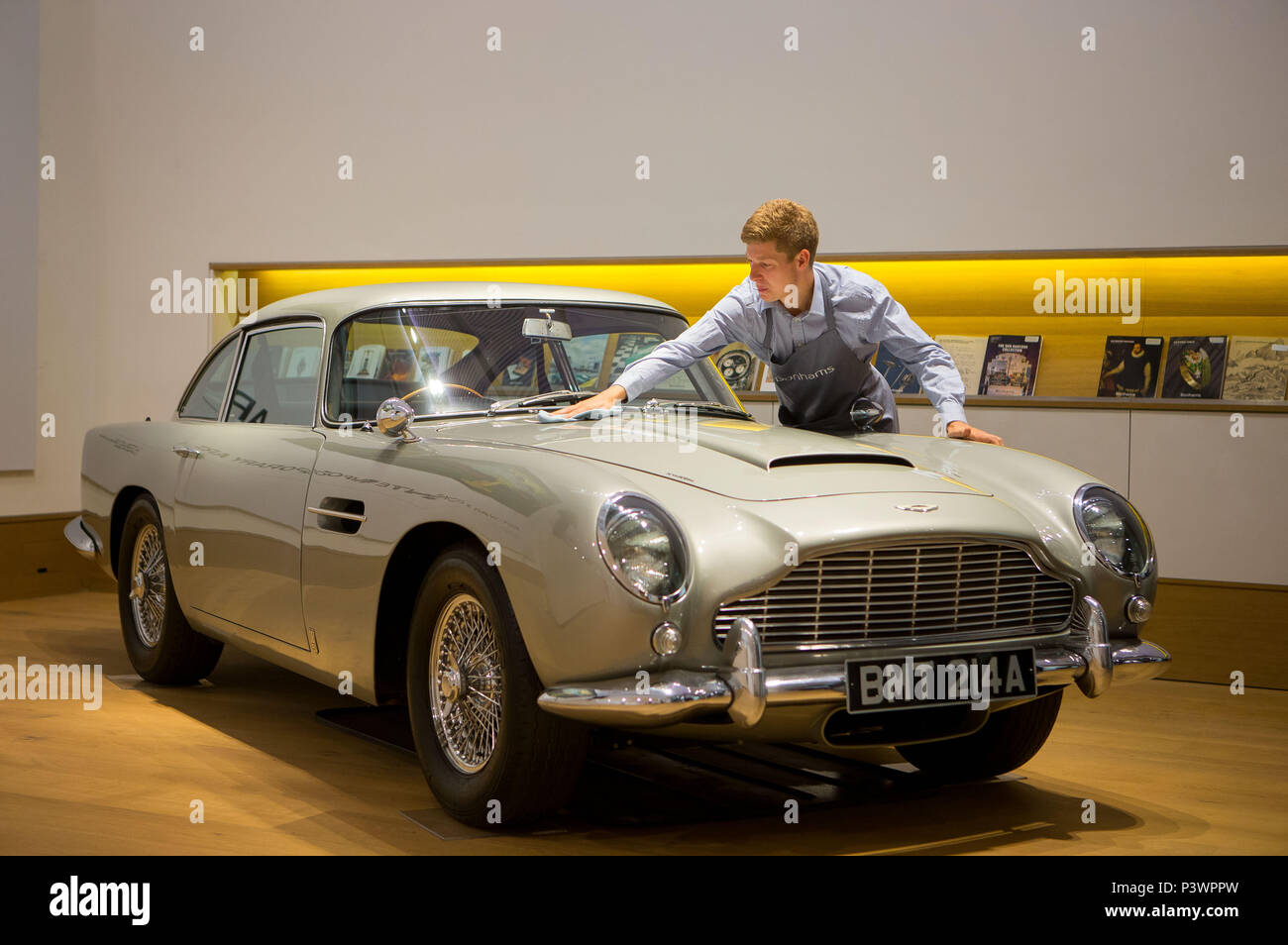 Der Aston Martin DB 5 von James Bond, der voraussichtlich zu holen - £ £ 1.200.000 1.600.000 angetrieben, erhält einen polnischen von einem Mitarbeiter bei Bonhams London sh Stockfoto