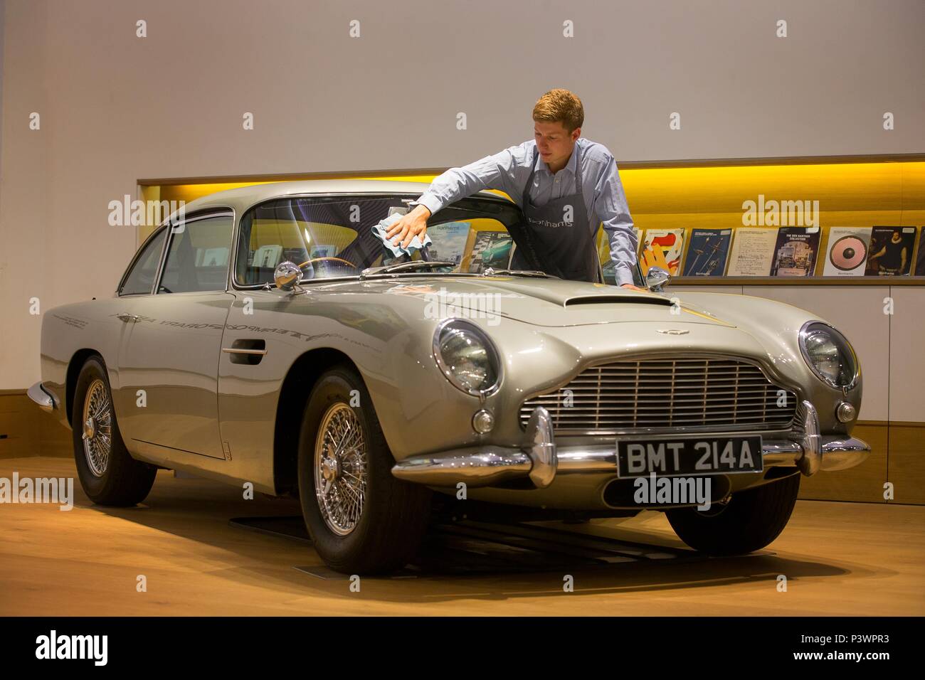 Der Aston Martin DB 5 von James Bond, der voraussichtlich zu holen - £ £ 1.200.000 1.600.000 angetrieben, erhält einen polnischen von einem Mitarbeiter bei Bonhams London sh Stockfoto