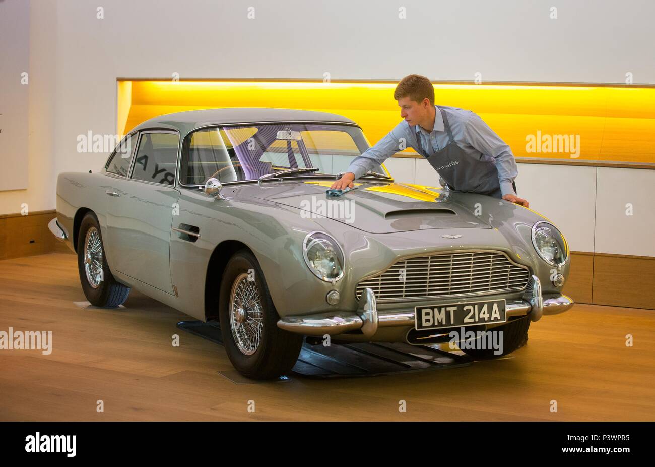 Der Aston Martin DB 5 von James Bond, der voraussichtlich zu holen - £ £ 1.200.000 1.600.000 angetrieben, erhält einen polnischen von einem Mitarbeiter bei Bonhams London sh Stockfoto