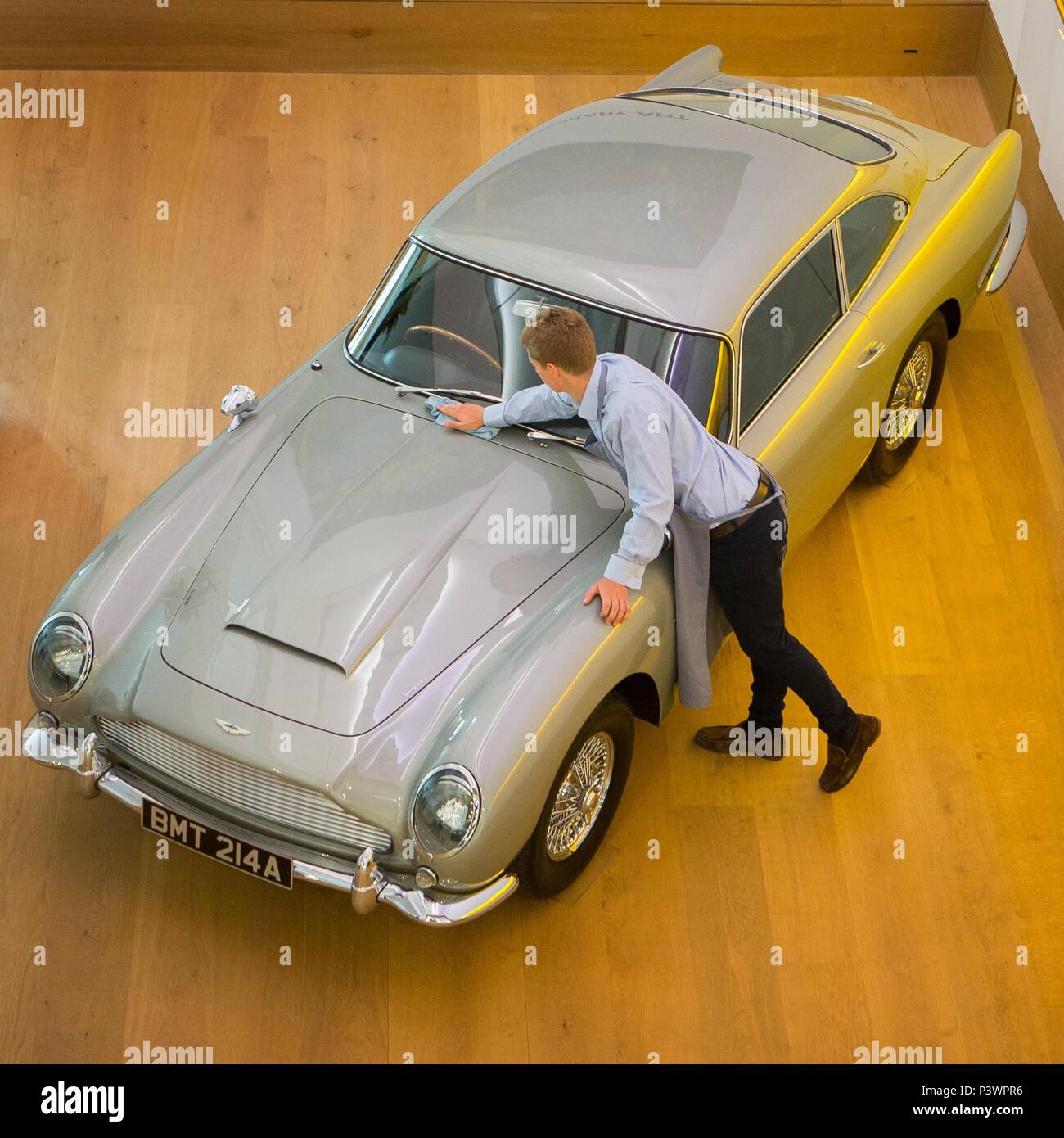 Der Aston Martin DB 5 von James Bond, der voraussichtlich zu holen - £ £ 1.200.000 1.600.000 angetrieben, erhält einen polnischen von einem Mitarbeiter bei Bonhams London sh Stockfoto