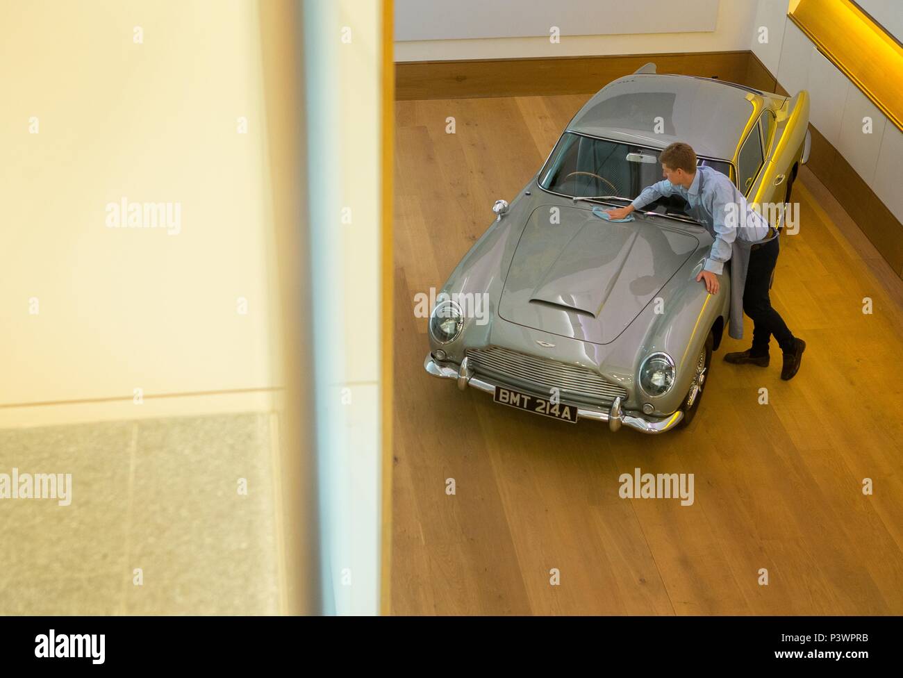 Der Aston Martin DB 5 von James Bond, der voraussichtlich zu holen - £ £ 1.200.000 1.600.000 angetrieben, erhält einen polnischen von einem Mitarbeiter bei Bonhams London sh Stockfoto