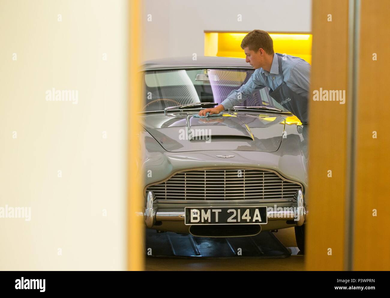 Der Aston Martin DB 5 von James Bond, der voraussichtlich zu holen - £ £ 1.200.000 1.600.000 angetrieben, erhält einen polnischen von einem Mitarbeiter bei Bonhams London sh Stockfoto