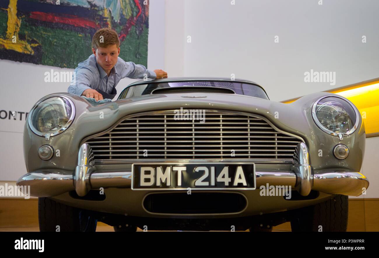 Der Aston Martin DB 5 von James Bond, der voraussichtlich zu holen - £ £ 1.200.000 1.600.000 angetrieben, erhält einen polnischen von einem Mitarbeiter bei Bonhams London sh Stockfoto
