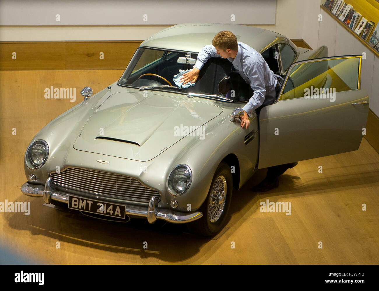 Der Aston Martin DB 5 von James Bond, der voraussichtlich zu holen - £ £ 1.200.000 1.600.000 angetrieben, erhält einen polnischen von einem Mitarbeiter bei Bonhams London sh Stockfoto