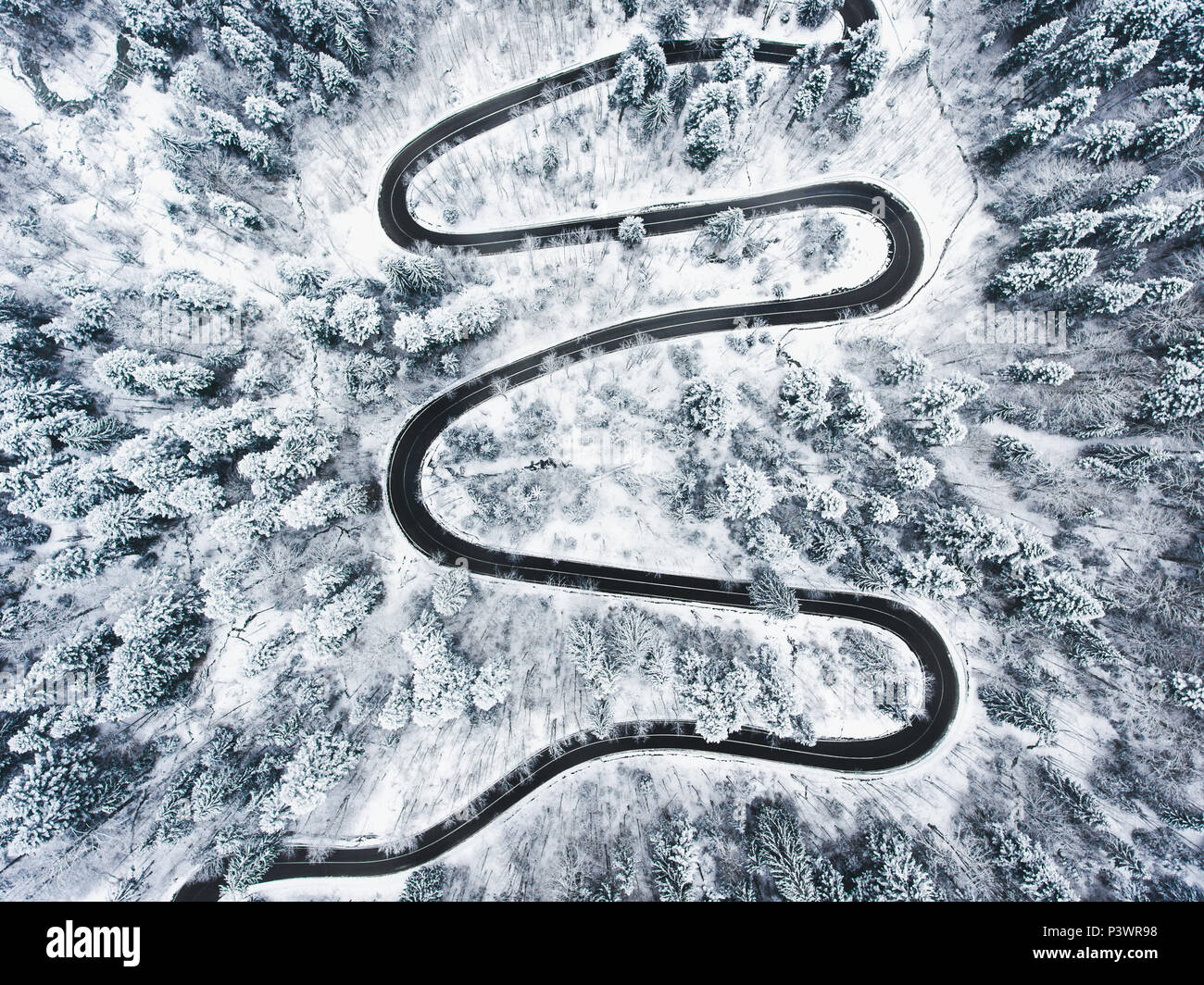 Kurvenreiche Straße in den Bergen im Winter Stockfoto