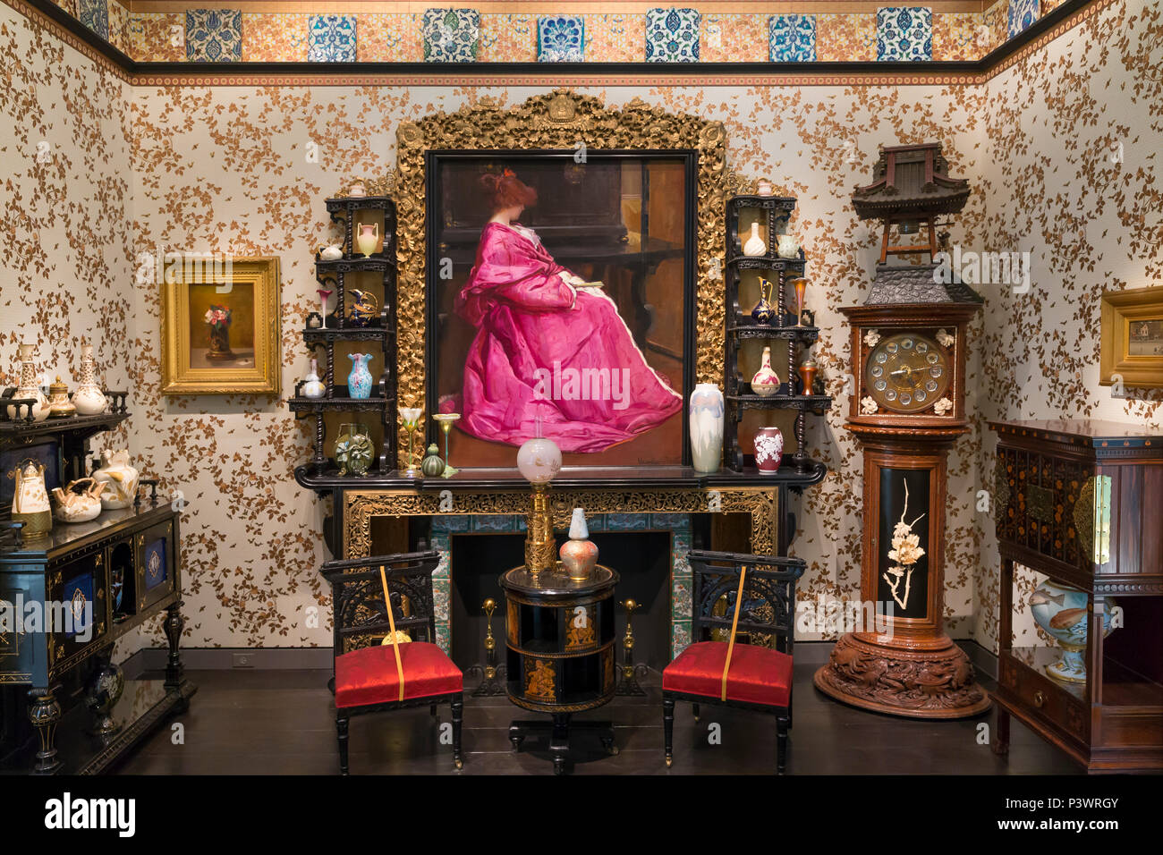 Ästhetische Bewegung Interieur, um 1870, mit Le Domino Rose, John Humphreys Johnston, ca. 1895, Museum der Bildenden Künste, Boston, Mass, USA, Nordamerika Stockfoto