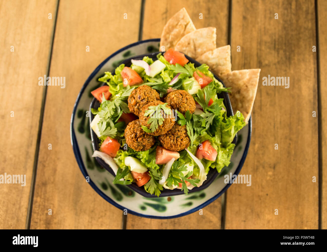 Vegane/vegetarische Falafel Salat mit pita Brot Stockfoto