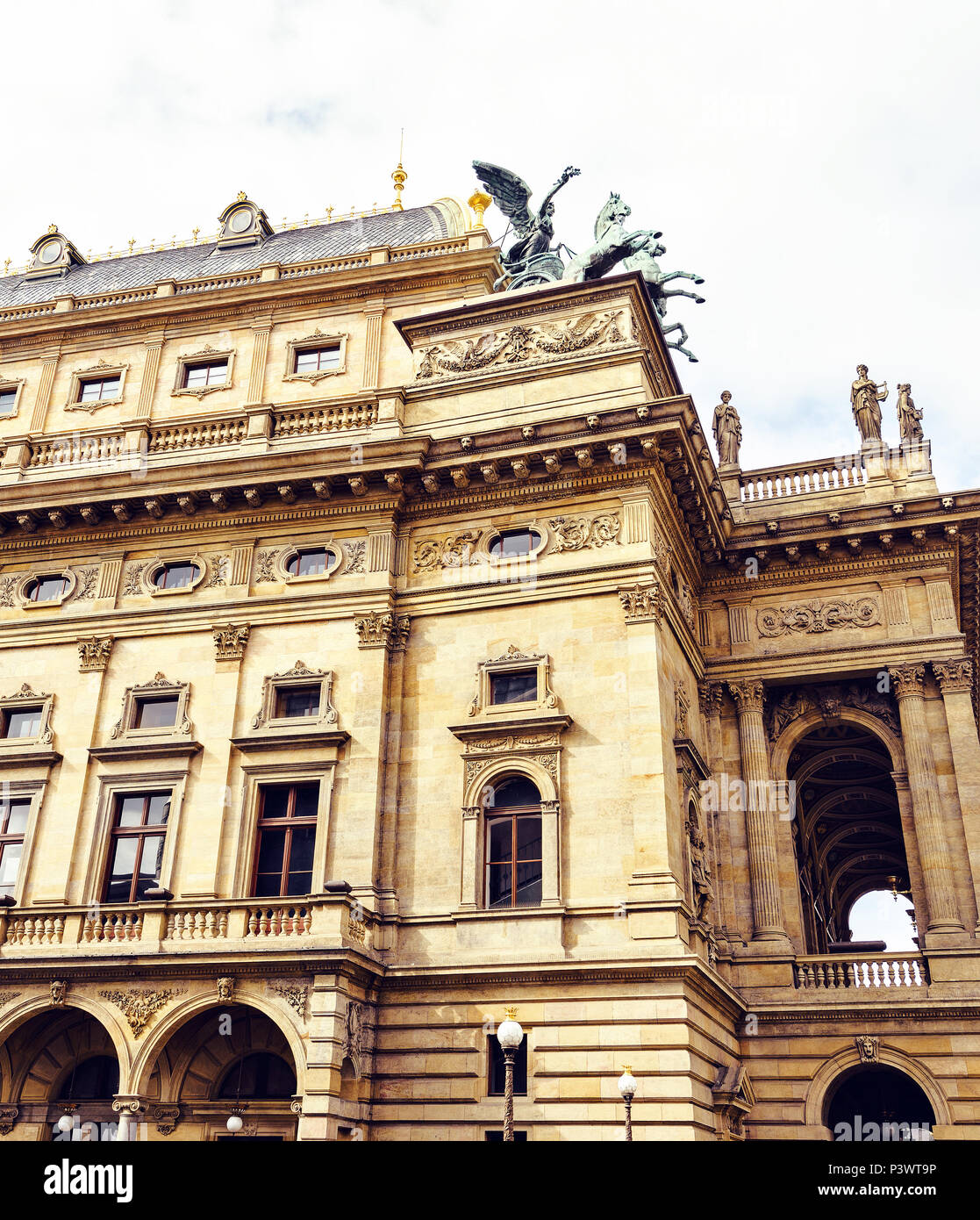 National Theater von unten in einem hellen, sonnigen Tag. Wolken am Himmel. Licht auf Windows widerspiegelt. Prag, Tschechische Republik Stockfoto