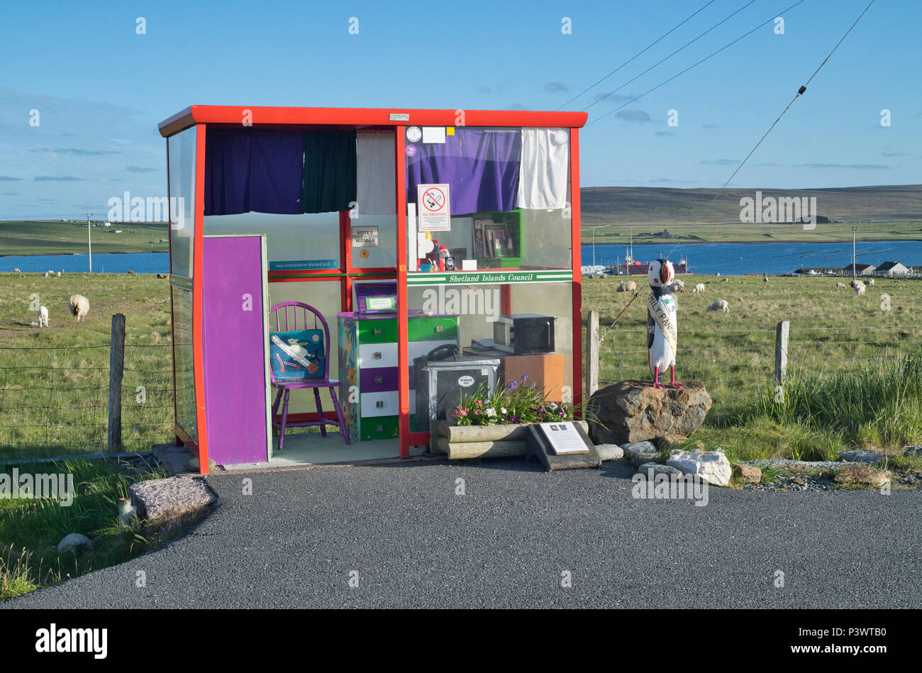 Die am nördlichsten gelegene Bushaltestelle in Großbritannien auf Unst, Shetland. Für Frühjahr/Sommer 2018 Es wurde eingerichtet, um 100 Jahre stimmen für Frauen zu gedenken. Stockfoto