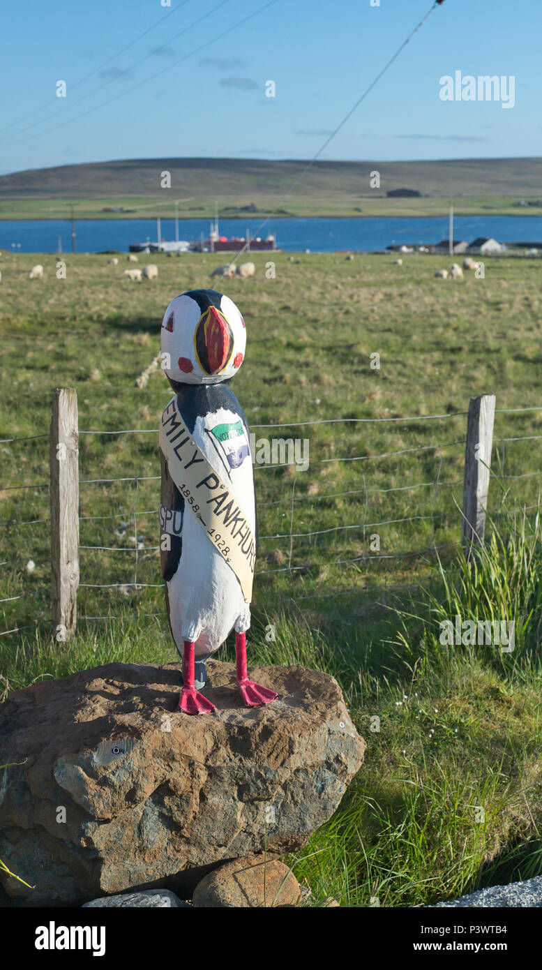 Die am nördlichsten gelegene Bushaltestelle in Großbritannien auf Unst, Shetland. Für Frühjahr/Sommer 2018 Es wurde eingerichtet, um 100 Jahre stimmen für Frauen zu gedenken. Stockfoto