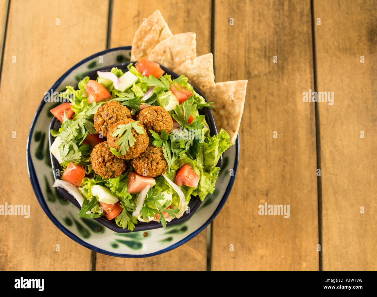 Vegane/vegetarische Falafel Salat mit pita Brot Stockfoto