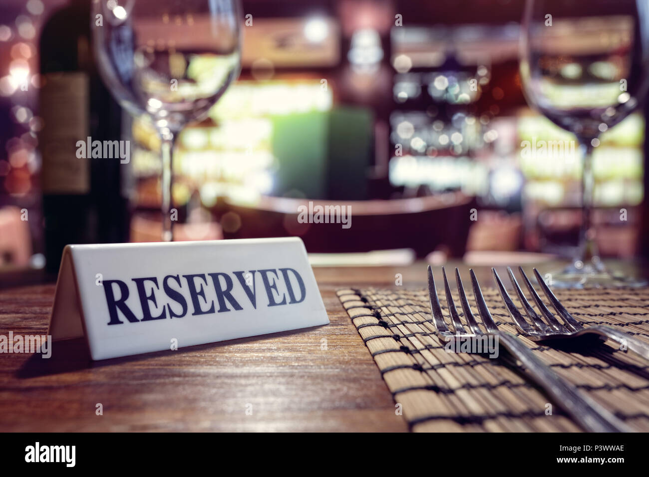 Restaurant Tisch reserviert Schild mit Orte Einstellung und Wein Gläser bereit für eine party Stockfoto