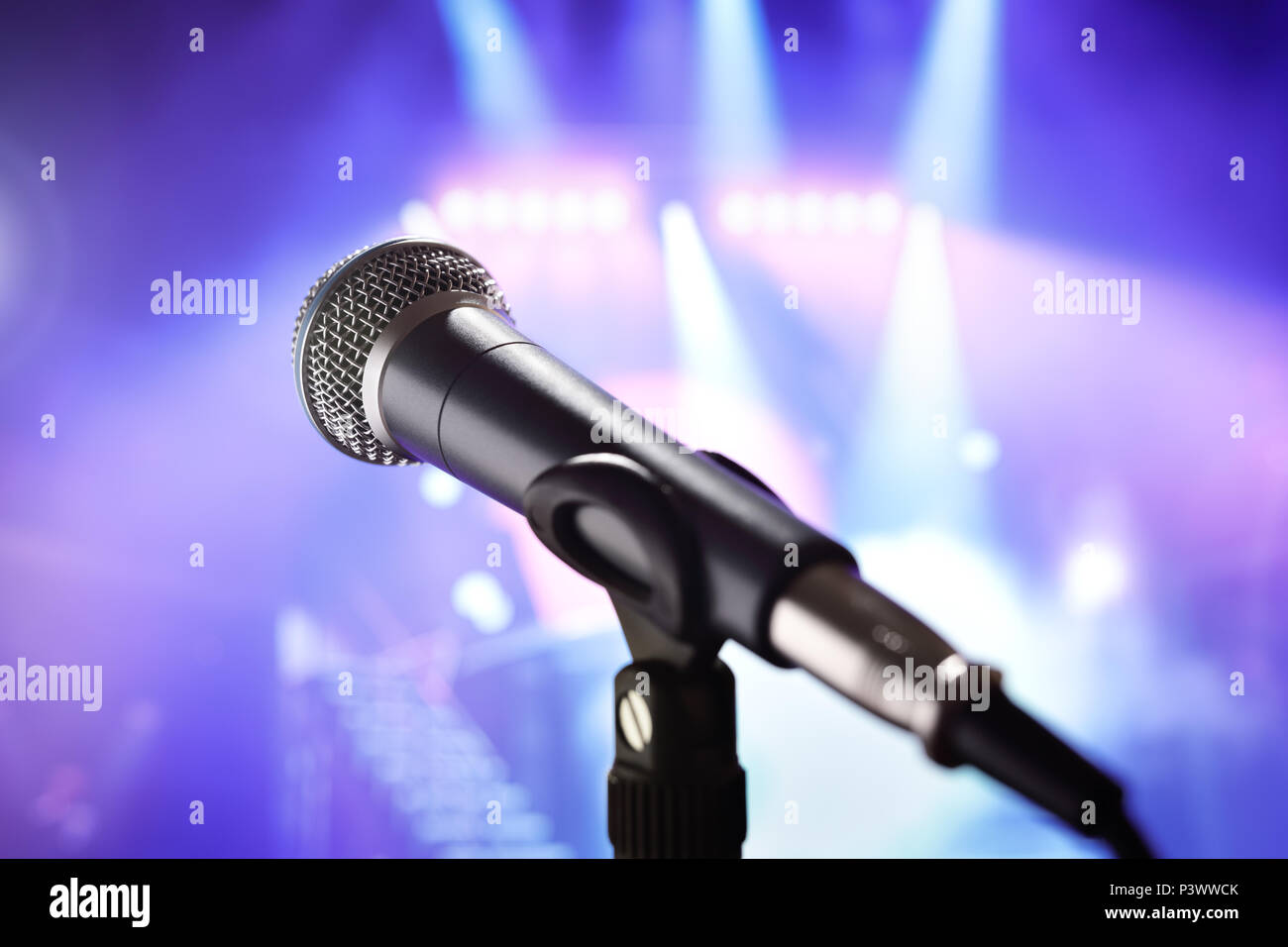 Mikrofon mit Bühnenbeleuchtung Hintergrund Stockfoto