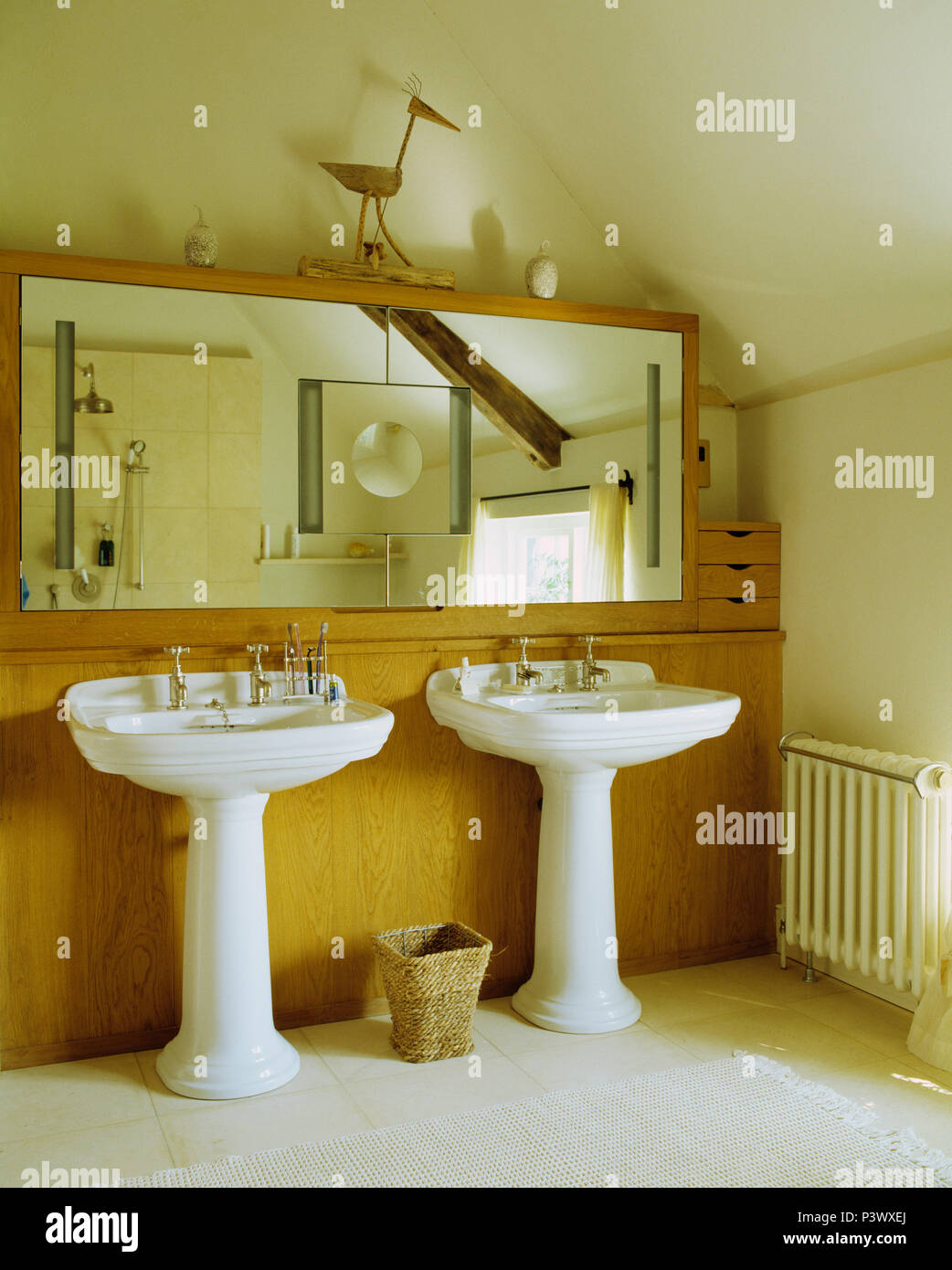 Weiß/Sockel Becken unter großen Spiegel im Badezimmer Stockfoto