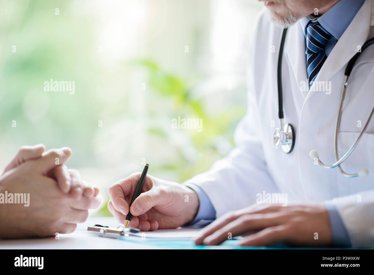 Arzt und Patient sich Notizen in der medizinischen Chirurgie Stockfoto