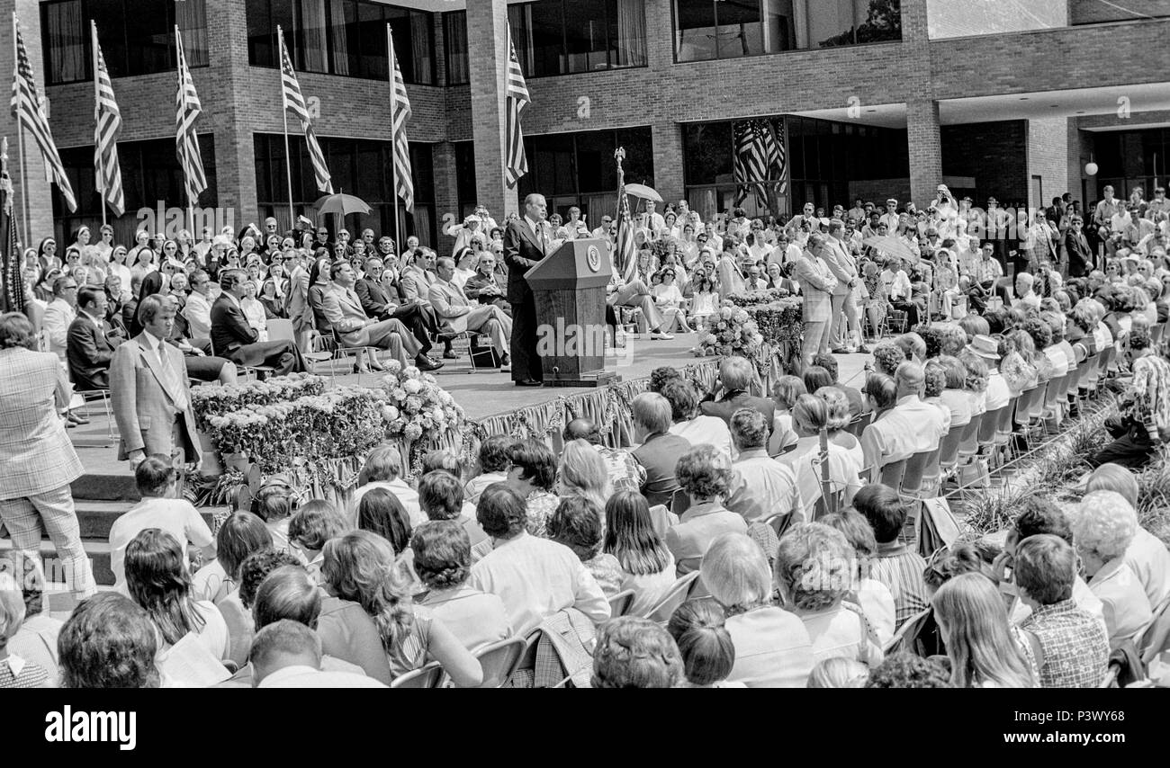 FORT SMITH, AR, USA - 10. August 1975 - Präsident Gerald R. Ford Adressen eine verpackte Menge der Bereich Bewohner und Vietnamesische Flüchtlinge wie er begrüßt die Flüchtlinge zu einem neu eröffneten Flüchtlingslager am Fort Chaffee, AR. Das Zentrum wurde als South Vietnam ging in den Norden, Erstellen einer Krise als Menschen flohen in das Blut Badewanne nordvietnamesischen Truppen anspruchsvollen wurden auf das eroberte Land fliehen. Stockfoto