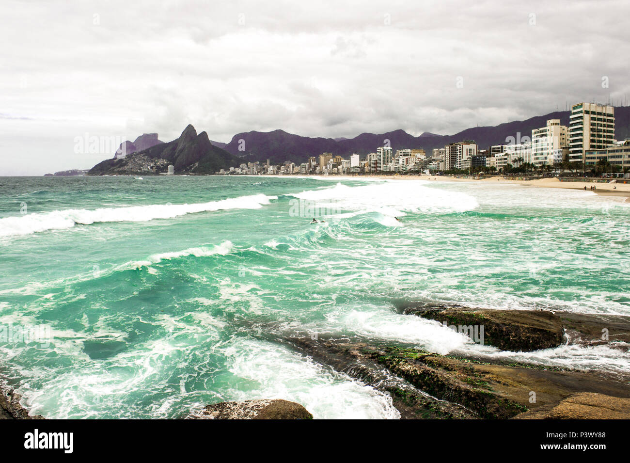 Praia de Copacabana com Vista da Pedra do Arpoador. Stockfoto