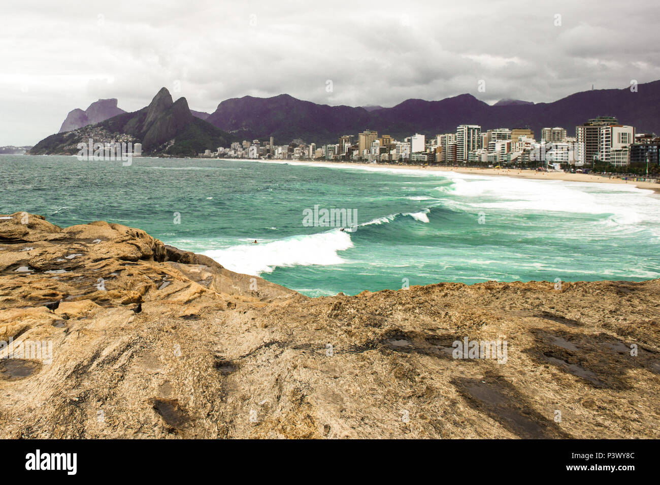 Praia de Copacabana com Vista da Pedra do Arpoador. Stockfoto