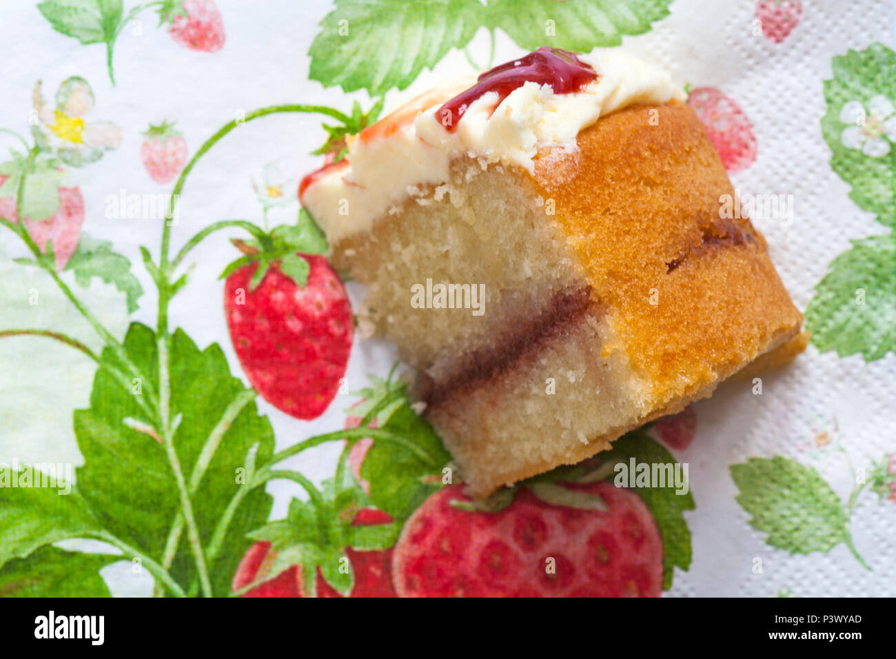 Stück M&S Strawberry & Cornish Clotted Cream Kuchen auf serviette Serviette Stockfoto
