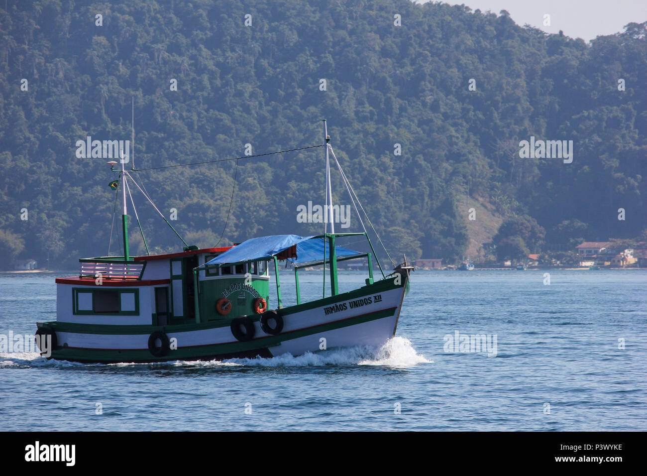 Com aproximadamente 4000 moradores fixos na Ilha Grande, os locais tiram Seu sustento de relacionadas Ao atividades Turismo e à Pesca. Há muitos na região Restaurantes, Hotéis, Pousadas, fazendas de Mariscos e também Venda de Artesanato. Há também muitas Empresas de transporte Marítimo que fazem passeios Turísticos pela Região. Stockfoto