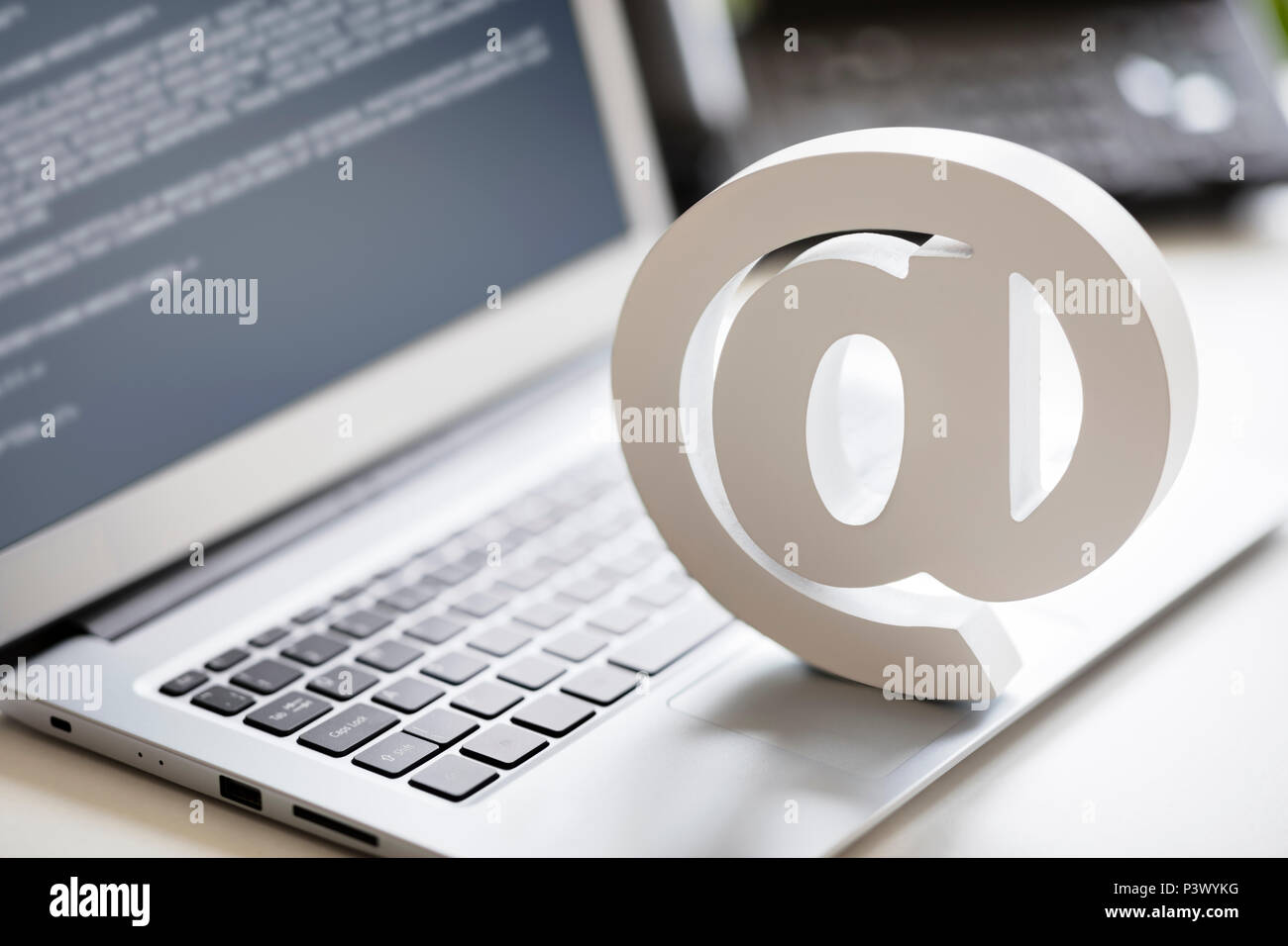 E-Mail Symbol auf Business laptop Konzept für Internet-, Kontakt- und E-Mail-Adresse Stockfoto