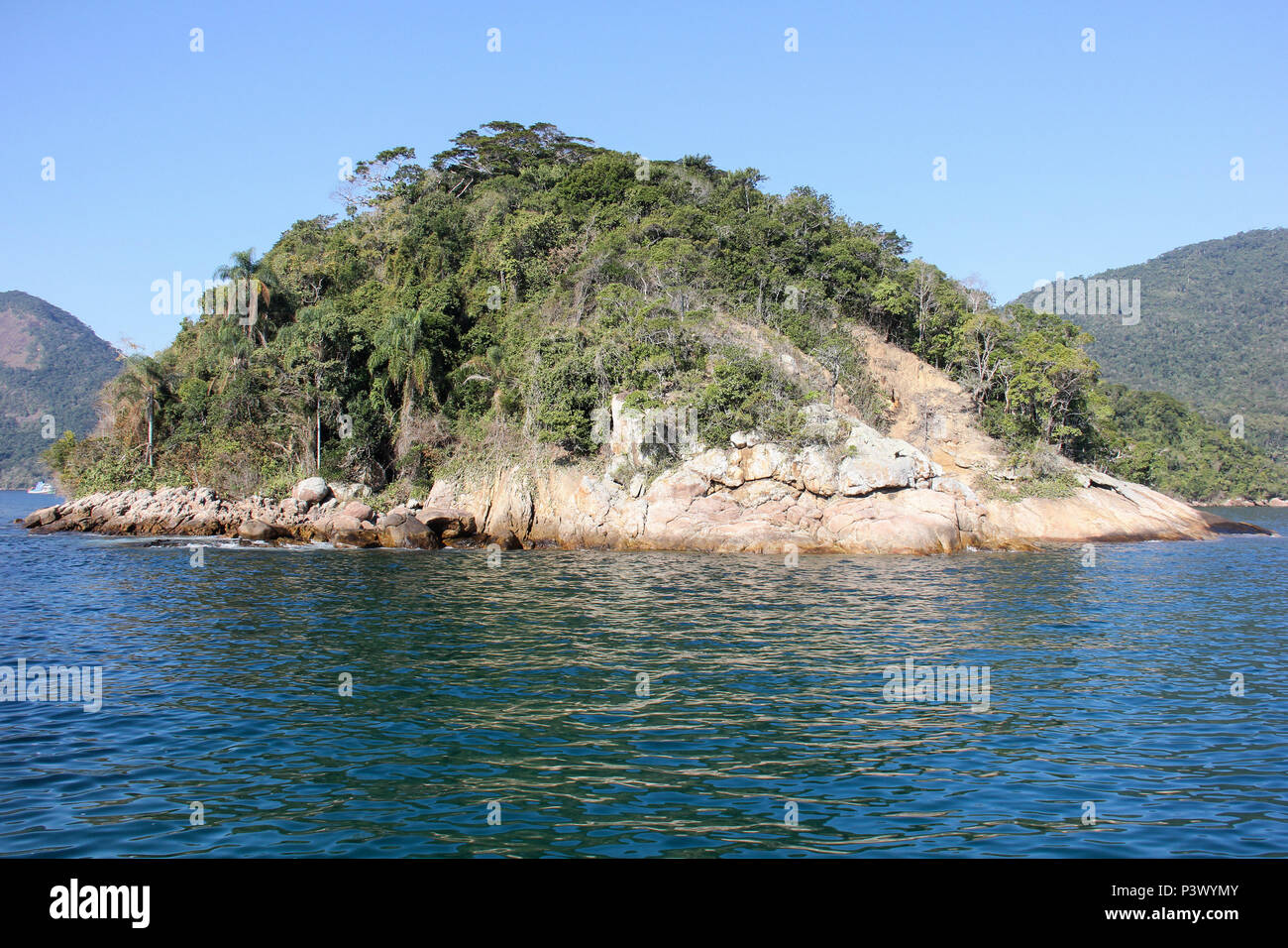 No caminho para a Ilha Grande é possível dezenas observar de Ilhas. Ein Cidade de Angra dos Reis possui 365 Ilhas, Sendo muitas delas Particulares, porém Há muitas abertas à visitação e com Pontos para mergulho. Belezas naturais da enseada de Araçatiba, na Ilha Grande, Angra dos Reis. O lokale é acessível por Barco e fica ein Aproximadamente 1 hora de navegação partindo do Centro de Angra. Stockfoto