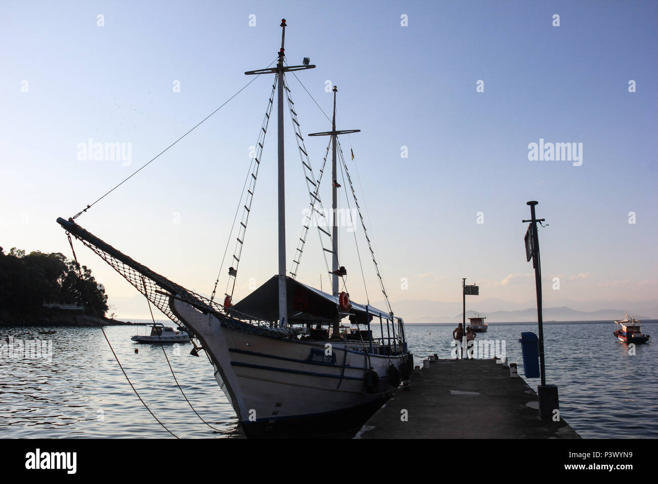 Com aproximadamente 4000 moradores fixos na Ilha Grande, os locais tiram Seu sustento de relacionadas Ao atividades Turismo e à Pesca. Há muitos na região Restaurantes, Hotéis, Pousadas, fazendas de Mariscos e também Venda de Artesanato. Há também muitas Empresas de transporte Marítimo que fazem passeios Turísticos pela Região. Stockfoto