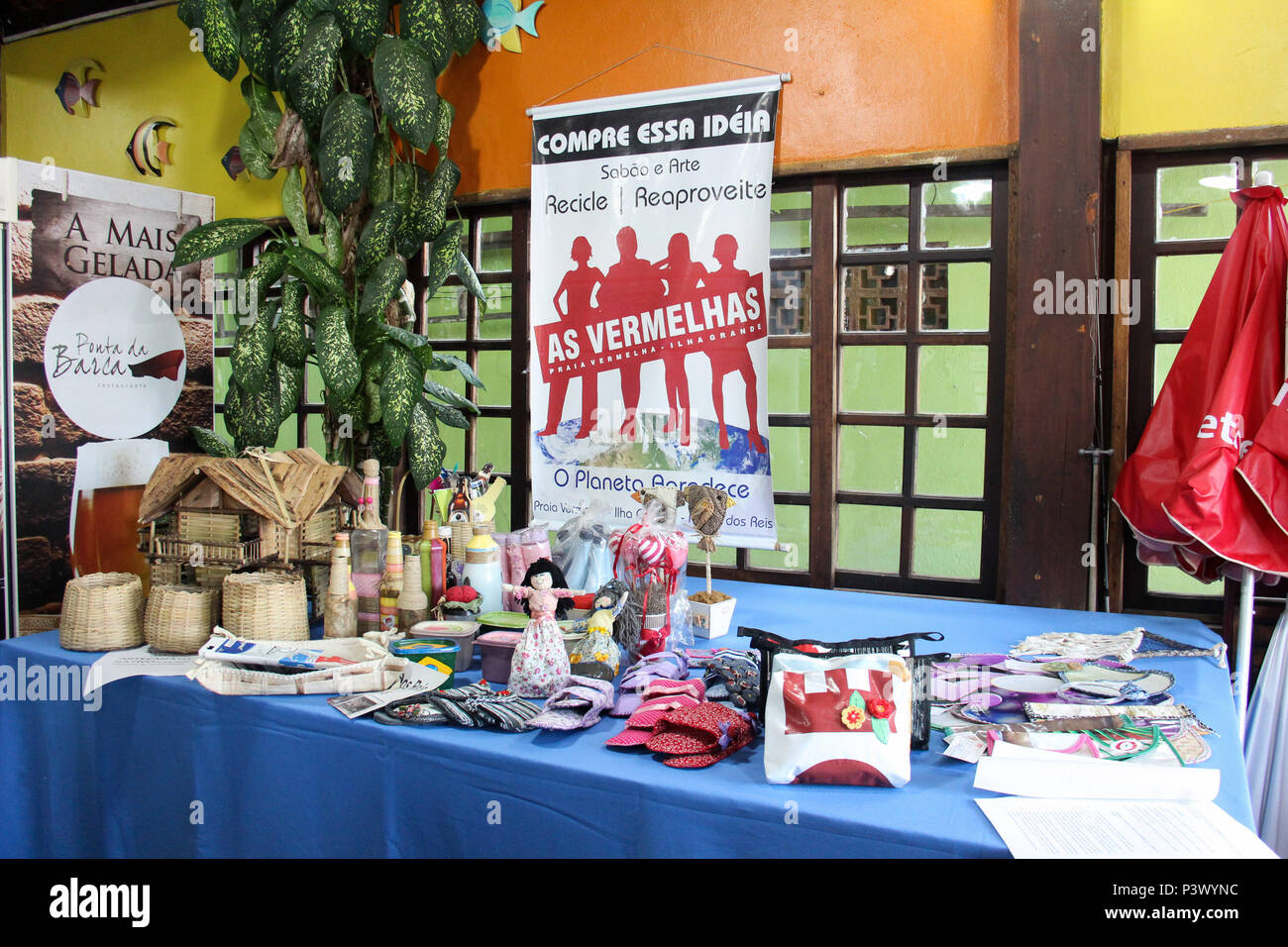 Com aproximadamente 4000 moradores fixos na Ilha Grande, os locais tiram Seu sustento de relacionadas Ao atividades Turismo e à Pesca. Há muitos na região Restaurantes, Hotéis, Pousadas, fazendas de Mariscos e também Venda de Artesanato. Há também muitas Empresas de transporte Marítimo que fazem passeios Turísticos pela Região. Stockfoto