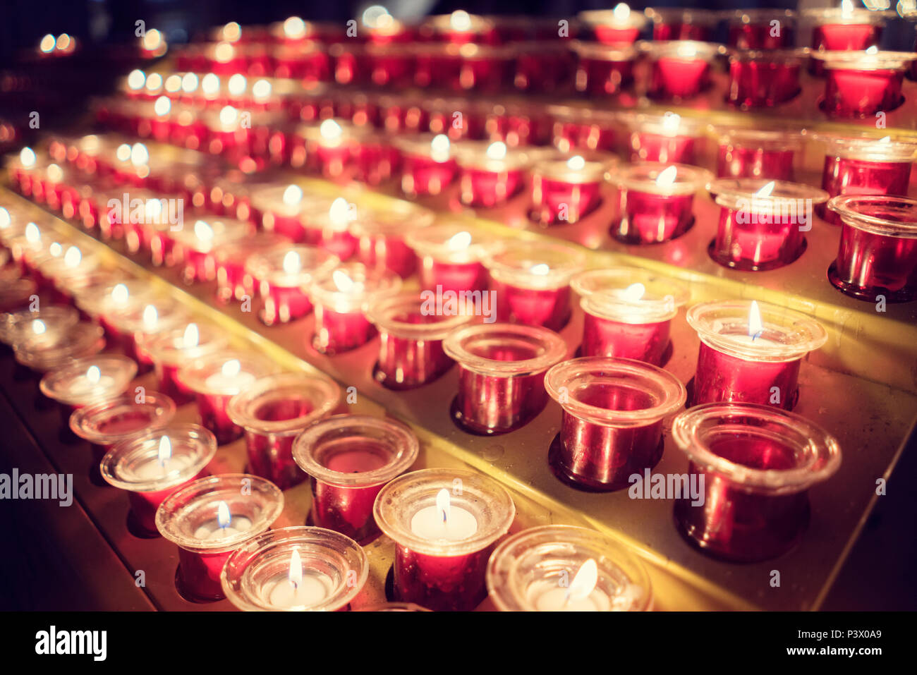 Grablichter in der Kathedrale oder Kirche Stockfoto