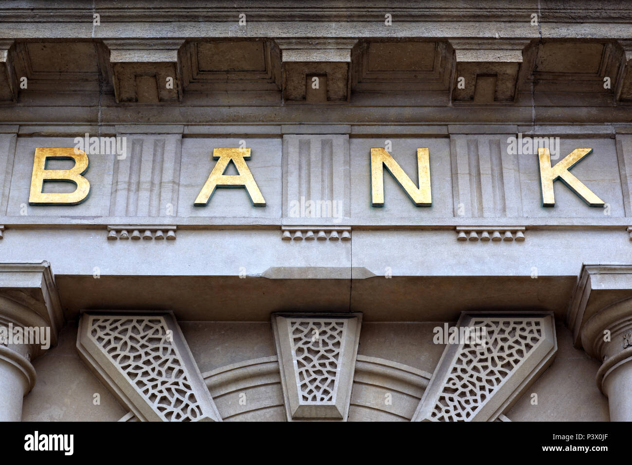 Bank Schild über der Tür des Financial Building Konzept für Finanz und Wirtschaft Stockfoto