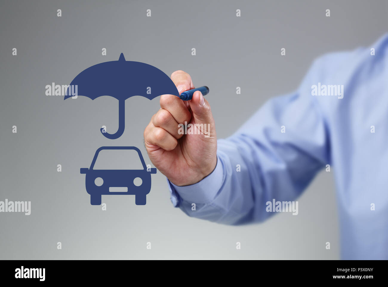 Geschäftsmann Hand zeichnet einen Schirm über ein Familie Auto Konzept für Auto Versicherung, Schutz, Sicherheit und Finanzen Stockfoto
