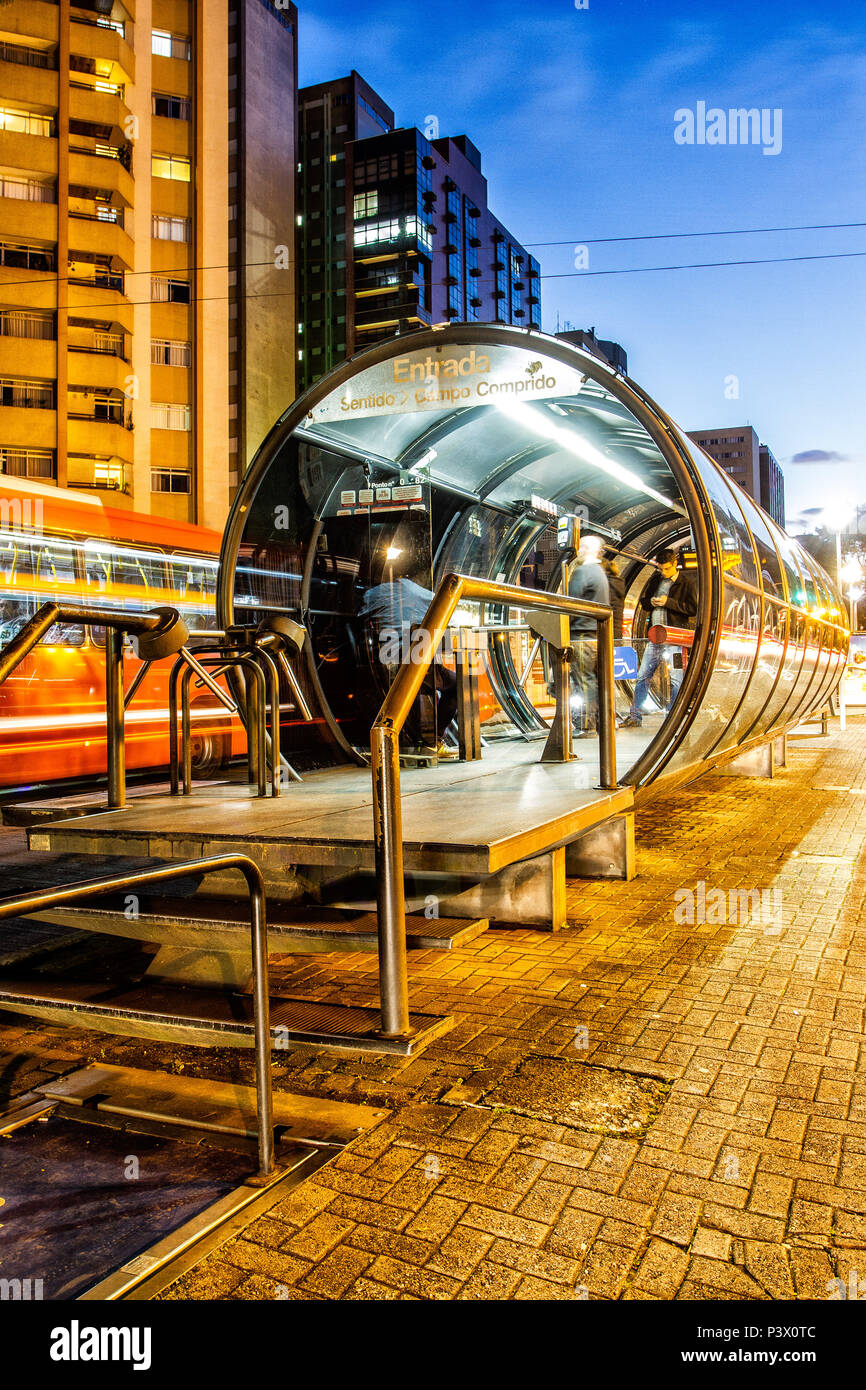 Estação tubo de ônibus, pontos de Parada de ônibus Em Forma de Tubo da Rede Integrada de Transporte da Grande Curitiba (PR). Stockfoto