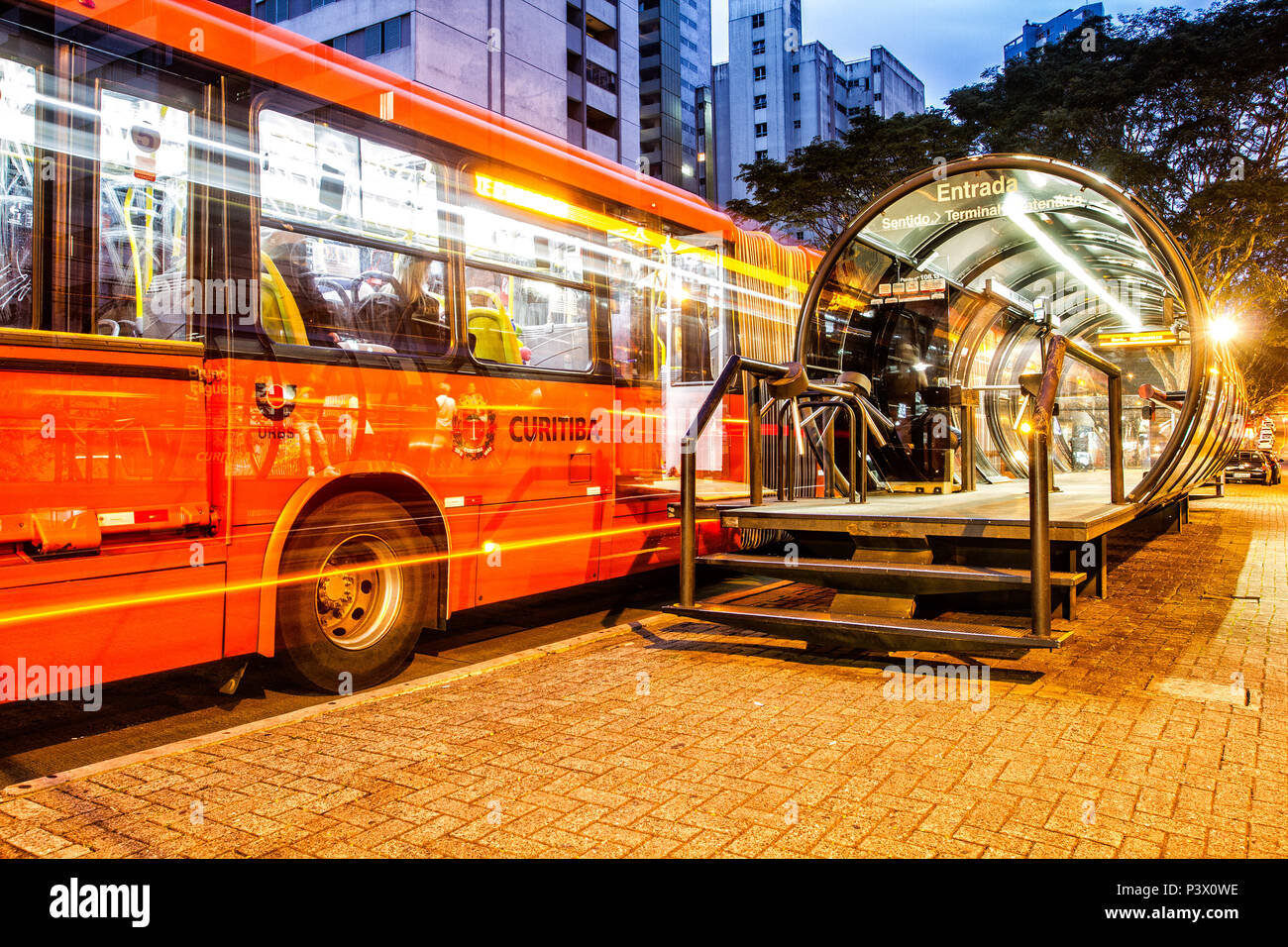 Estação tubo de ônibus, pontos de Parada de ônibus Em Forma de Tubo da Rede Integrada de Transporte da Grande Curitiba (PR). Stockfoto