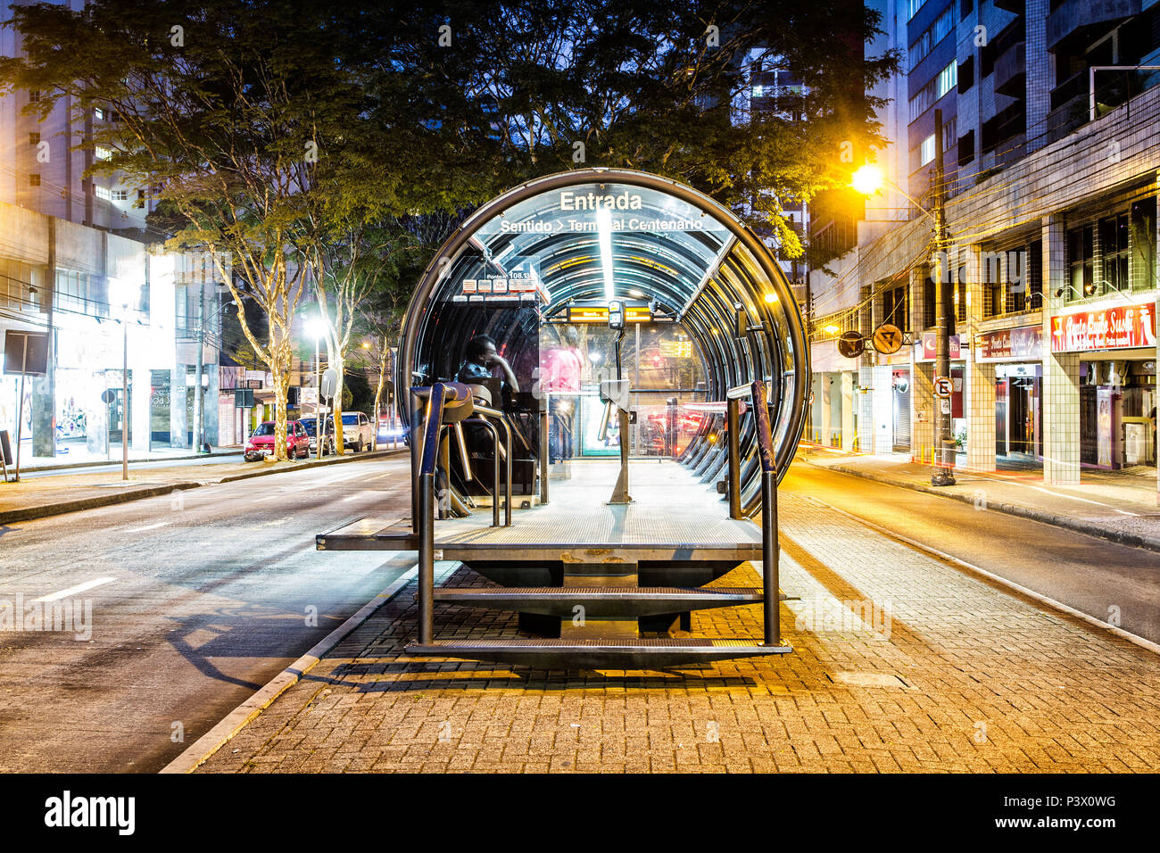 Estação tubo de ônibus, pontos de Parada de ônibus Em Forma de Tubo da Rede Integrada de Transporte da Grande Curitiba (PR). Stockfoto