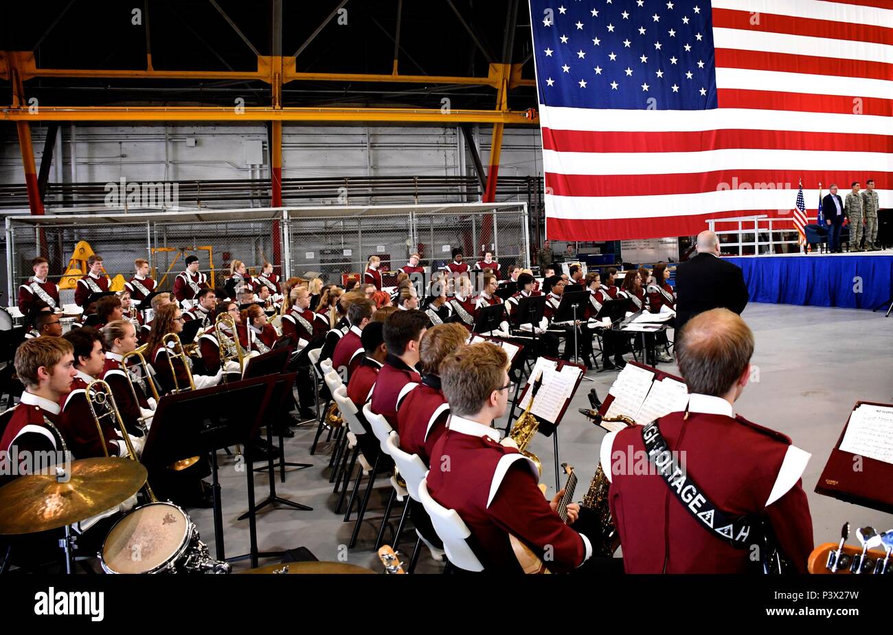 Die 932Nd Airlift Wing Abschied heute zu einer großen Gruppe von Air Force Reserve Command bereitstellern von der Illinois Einheit, der wird in Kürze Teile unbekannt der Nation zu dienen. Vielen Dank und herzlichen Glückwunsch an alle, die hinter den Kulissen, einschließlich unserer rechtlichen und Finance Teams gearbeitet, zusammen mit dem amerikanischen Roten Kreuz, der VA, USO, Führung, die Kapläne, key Ehegatten, gelbe Band, und Fliegern und Familie Bereitschaft Personal. Zeremonie Musik wurde durch die Belleville West High School marching band, hier warten die amerikanische Nationalhymne vor 932Nd AW spielen Stockfoto