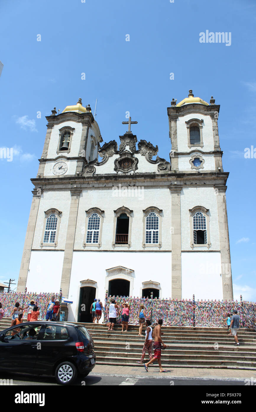 Ein Igreja de Nosso Senhor do Bonfim é um templo Católico localizado na Sagrada Colina, na Península de Itapagipe, em Salvador, Ba-Brasil. Lá É que São distribuídas als famosas fitinhas do Bonfim. Stockfoto