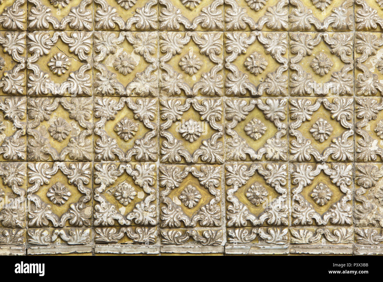 Traditionelle portugiesische Azulejo Kacheln auf dem Gebäude in Porto, Portugal. Hintergrund Textur. Stockfoto