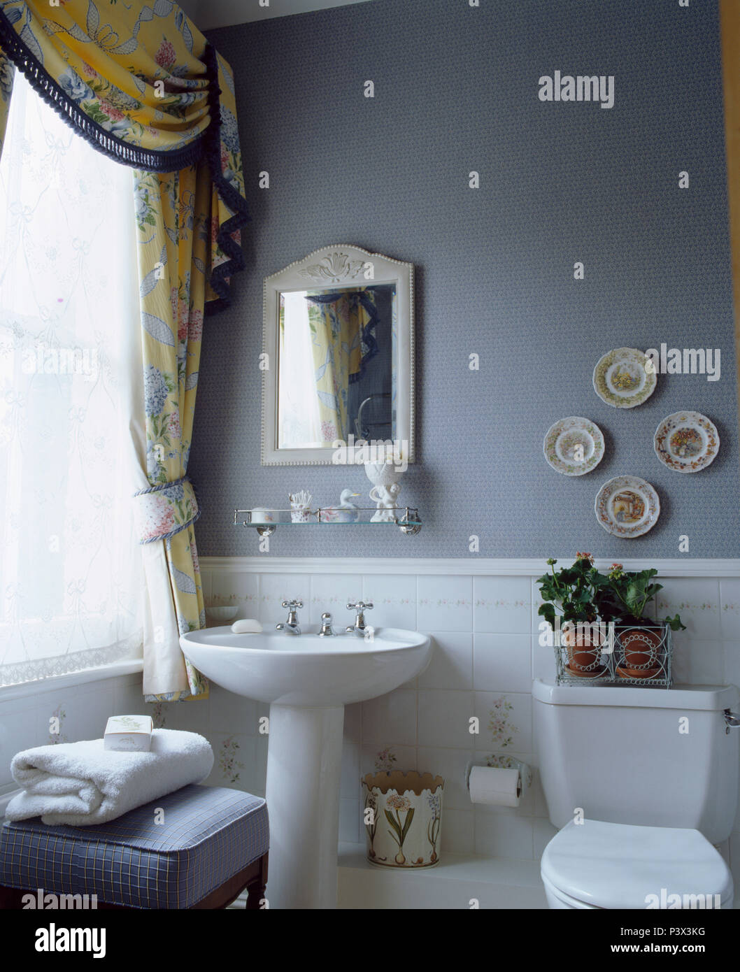 Weiss Gerahmten Spiegel Uber Weissen Sockel Waschbecken Im Badezimmer Mit Blauen Hintergrund Und Gerafften Blass Gelb Geblumten Vorhangen Stockfoto Bild 208942036 Alamy
