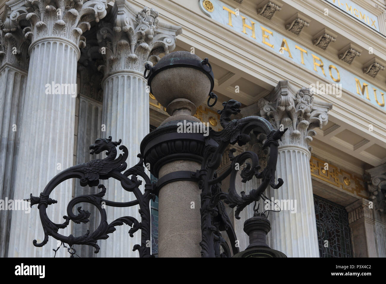 Detalhes arquitetônicos do Theatro Municipal do Rio de Janeiro. O prédio Foi inaugurado em 14 de Julho de 1909. Em 15 de Outubro de 1903 o Prefeito Pereira Passos abriu - Spanisch Collins pública para Uma escolha do Projeto arquitetônico e a Obra foi feita baseada na Opera de Paris. O assentado prédio está sobre 1180 estacas de Madeira de Lei, técnica construtiva comum à Epoca, Quando ainda Não se utilizavam estacas de concreto armado Como ocorre nas construções atuais. Stockfoto