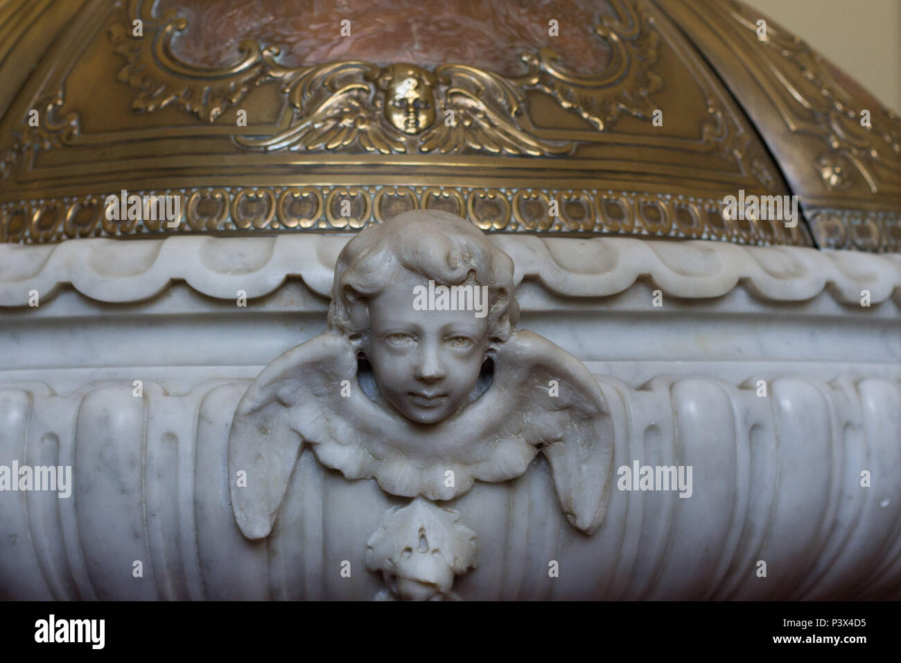 Pia batismal Onde os filhos de Princesa Isabel foram batizados. Vista de artísticos e detalhes arquitetônicos Da Igreja de Nossa Senhora do Carmo, ein Antiga Sé. Na igreja foram celebradas cerimônias importantes para a História do Brasil, Como ein sagração dos imperadores Dom Pedro I e Dom Pedro II e também o casamento da Princesa Isabel com o Conde d'Eu. Dom João VI designou ein igreja como Capela Real Portuguesa e depois como Catedral do Rio de Janeiro, mantida até 1976 keine Lokale. Stockfoto