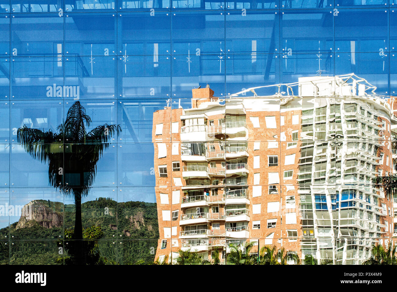 Reflexo edifício na Cidade de Pedra Branca, äh empreendimento imobiliário sustentável na Grande Florianópolis. Palhoça, Santa Catarina, Brasilien. Stockfoto