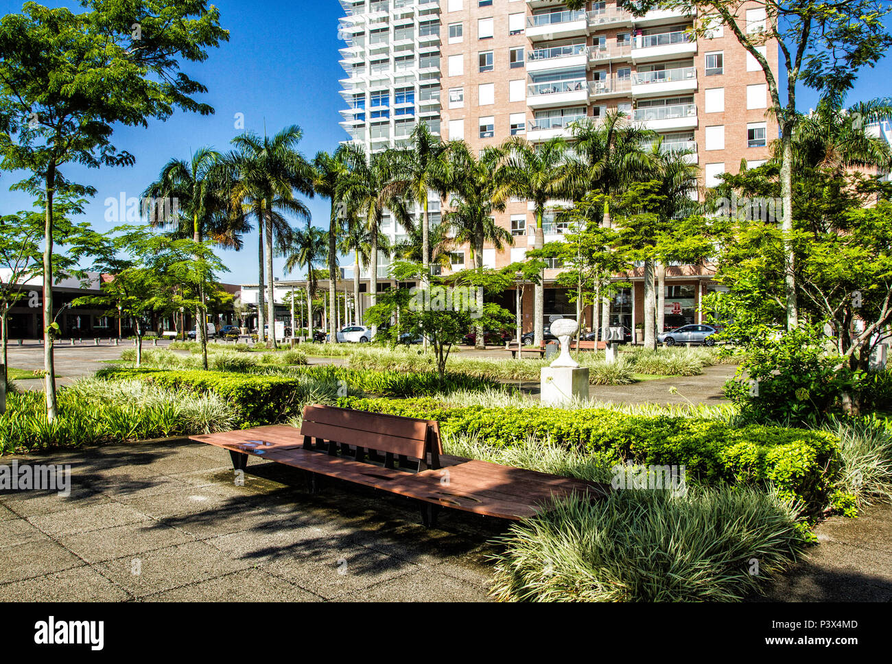 Mobiliário urbano na Praça Passeio Pedra Branca, na Cidade Pedra Branca, äh empreendimento imobiliário sustentável na Grande Florianópolis. Palhoça, Santa Catarina, Brasilien. Stockfoto