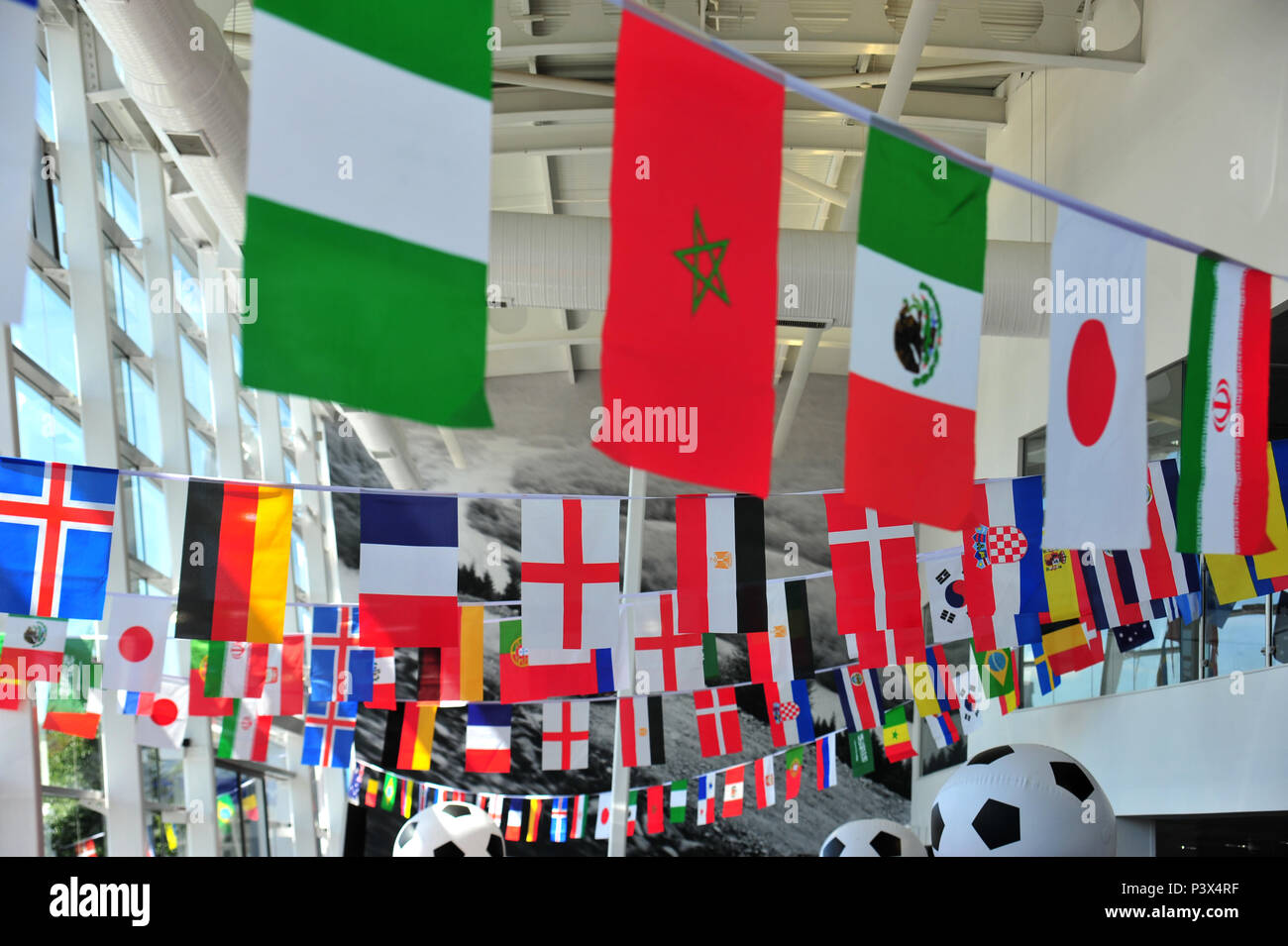 Flaggen der verschiedenen Länder spielen in 2018 Fußball-WM Stockfoto