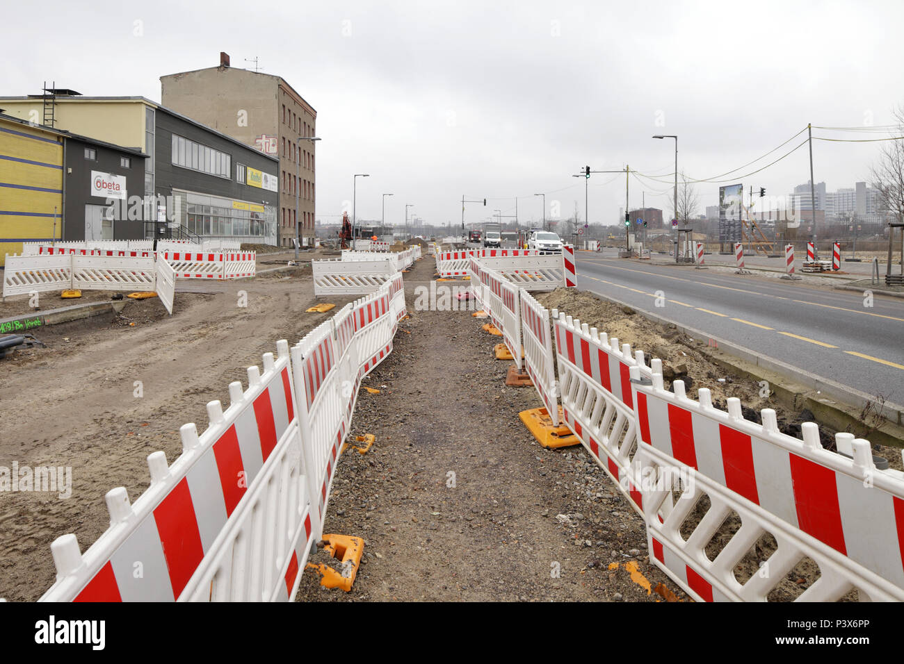 Berlin, Deutschland, Barrieren für Fußgänger in der Neugestaltung der Heidestraße in der Europacity in Berlin-Moabit Stockfoto