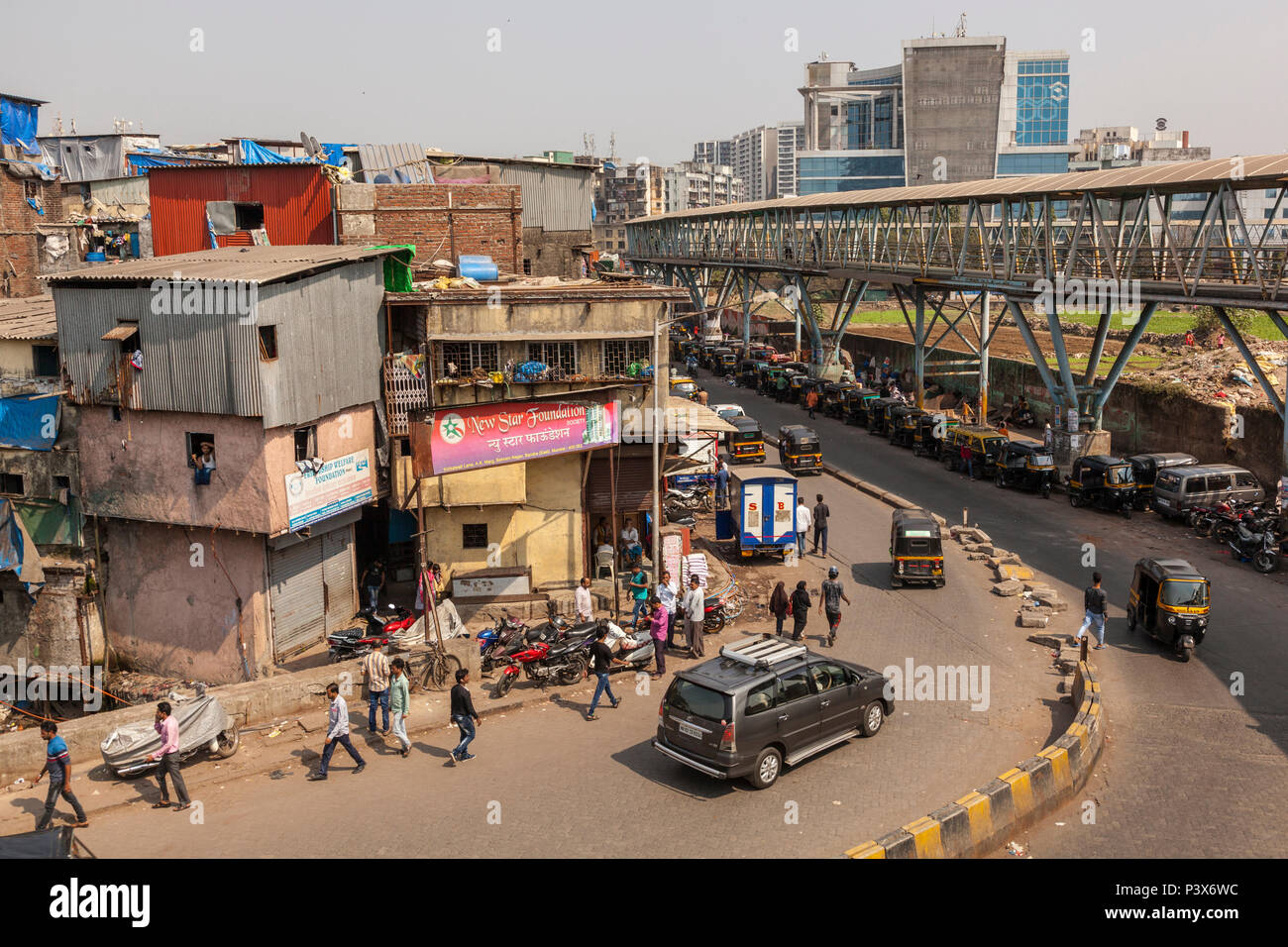 Slum in Bandra East Station, Mumbai, Indien Stockfoto