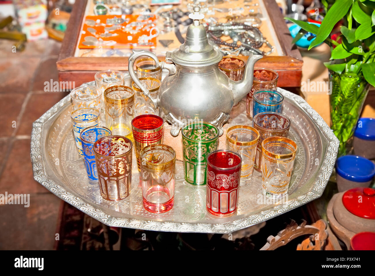 Typisch arabischen Vintage silver Teekannen mit Brille in Cordoba, Spanien. Stockfoto