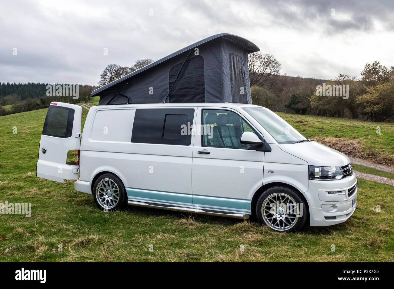Weißen Volkswagen T6 Wohnmobil. Stockfoto